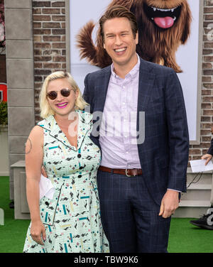 Los Angeles, CA - 02 juin 2019 : Valerie Chaney et Pete Holmes assister à la première de Universal Pictures' 'La vie secrète des animaux domestiques 2' qui s'est tenue à Regency Banque D'Images
