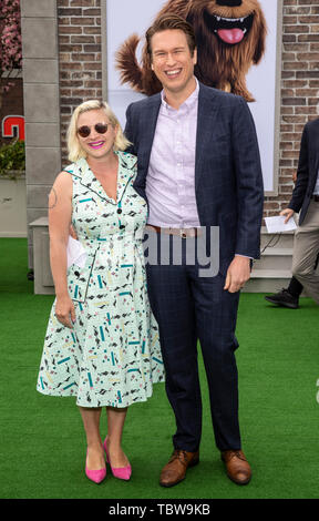 Los Angeles, CA - 02 juin 2019 : Valerie Chaney et Pete Holmes assister à la première de Universal Pictures' 'La vie secrète des animaux domestiques 2' qui s'est tenue à Regency Banque D'Images