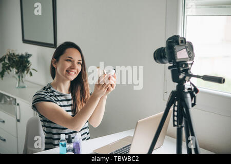 Un blogger ou blogueur vidéo raconte et montre comment les abonnés de faire un miroir. Banque D'Images