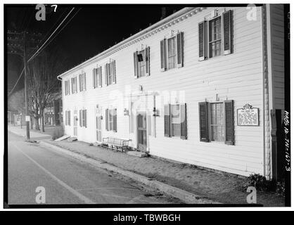 ÉLÉVATION PRINCIPALE (SUD-EST), VUE OBLIQUE, PRISE À LA NUIT Old Deery Inn, Old route 4 South et route 11 West, Blountville, comté de Sullivan, TN Banque D'Images