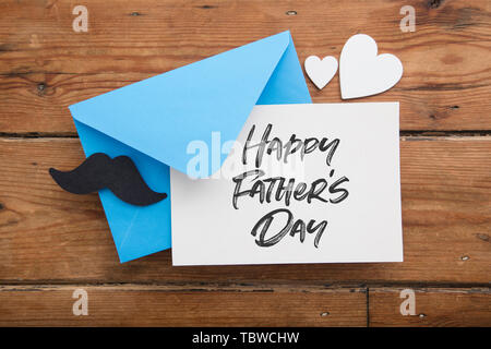 Happy Father's Day card et l'enveloppe avec de la moustache et des coeurs d'amour Banque D'Images