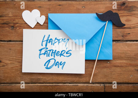 Happy Father's Day card et l'enveloppe avec de la moustache et des coeurs d'amour Banque D'Images