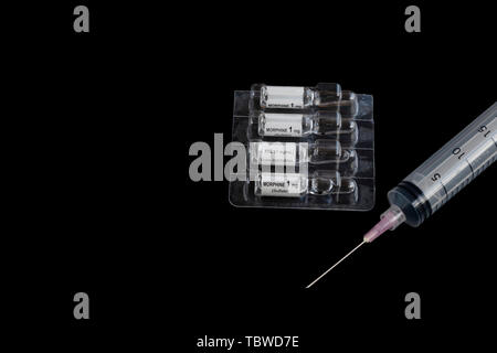 Close-up de sulfate de morphine liquide Flacon en verre pour préparation injectable ou pour perfusion et d'une seringue with copy space Banque D'Images