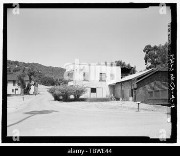 MAISON PRINCIPALE ET ESCALIER D'ENTRÉE VU DU HAUT DES ESCALIERS EN PIERRE À LA ZONE DU JARDIN. EN REGARDANT VERS L'OUEST. Parc national historique d'Olompali, Mary Burdell Garden, U.S. Highway 101, Novato, Marin County, ENV Banque D'Images