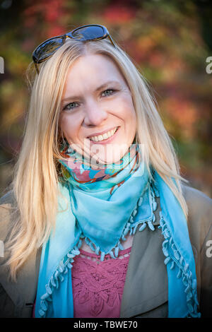 Heureux et attractive woman smiling in autumnal forêt. Banque D'Images