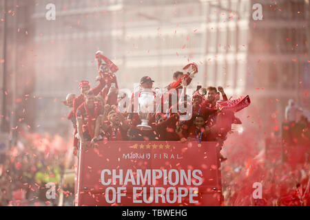 2 juin 2019, Liverpool, Angleterre ; Ligue des Champions de la Ligue des Champions, Liverpool FC gagnants célébrations et bus à toit ouvert ; parade Crédit : Terry Donnelly/News Images Banque D'Images