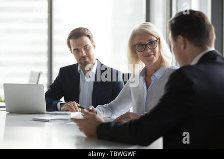 Affaires diverses négocier lors de réunion d'affaires in office Banque D'Images