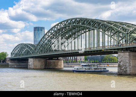 COLOGNE, ALLEMAGNE - le 12 mai : pont Hohenzollern à Cologne, Allemagne, le 12 mai 2019. Vue de la tour Triangle. Banque D'Images