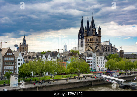 COLOGNE, ALLEMAGNE - 12 mai : les touristes au bord du Rhin à Cologne, Allemagne, le 12 mai 2019. Vue de la cathédrale de Cologne et de Grand Sain Martin eglise. Banque D'Images