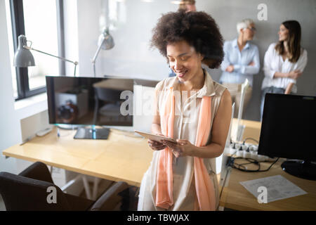 Démarrage d'entreprise, leader des femmes la nouvelle société confiance Banque D'Images