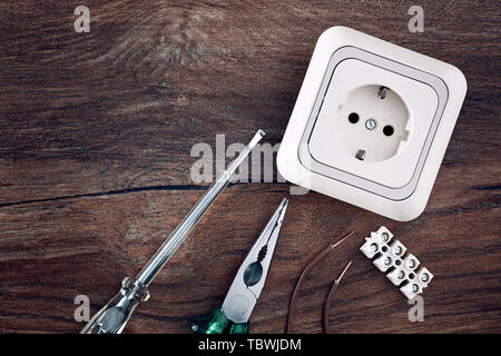 Ensemble d'outils de travail électrique sur fond de table en bois avec l'exemplaire de l'espace. Vue rapprochée du haut vers le bas. Banque D'Images