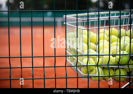 Dans le panier de balles de tennis sur le court de tennis de l'arrière-plan Banque D'Images