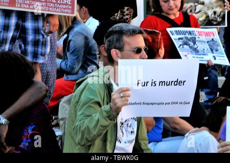 Un manifestant tient une pancarte qui dit que la fourrure est meurtre au cours de la manifestation à la place Monastiraki. Vegan manifestation de la place Monastiraki à Athènes, la promotion du mode de vie vegan et manifestant contre la consommation de viande. Banque D'Images