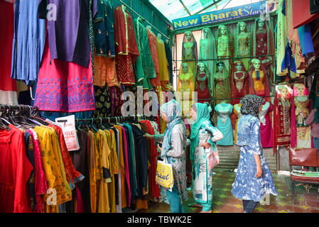 Les femmes musulmanes cachemire vu shopping avant d'Eid-ul-Fitr festival qui marque la fin du mois sacré du Ramadan. Banque D'Images