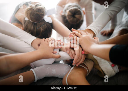 Groupe de petits ballerines filles faisant des exercices dans l'école de danse Banque D'Images