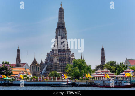 Bangkok, Thaïlande, mars 2013 Wat Arun temple et visiter les touristes, vue de river Banque D'Images