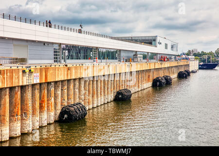 Montréal, Canada - Juin 2018 : Grand Harbour Quay, le fleuve Saint-Laurent et d'un cargo à quai dans le vieux port de Montréal, Québec, Canada. Éditorial. Banque D'Images