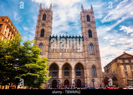 Montréal, Canada - Juin 2018 : Majestic vue avant de la cathédrale historique de la Basilique Notre-Dame de Montréal lors d'une journée ensoleillée à Montréal, Québec, Canada. Banque D'Images