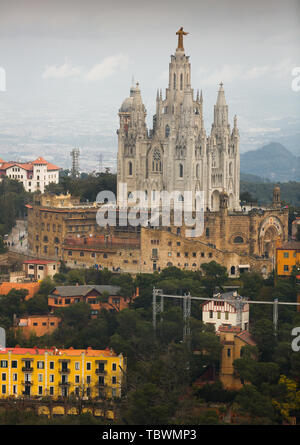 Vue de l'Église Expiatoire du Sacré-Cœur de Jésus mountain à Barcelone, Espagne Banque D'Images