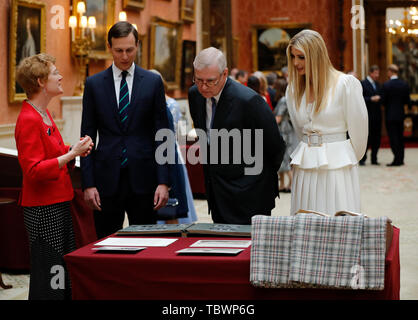 Ivanka Trump et son mari, Conseiller principal auprès du président de l'US Jared Kushner avec le duc d'York (centre) voir une exposition spéciale dans la Galerie d'articles de la Collection Royale d'importance historique pour les Etats-Unis au palais de Buckingham à Londres, le premier jour d'une visite d'Etat de trois jours par le président américain Donald Trump au Royaume-Uni. Banque D'Images