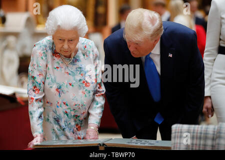 La reine Elizabeth II avec le Président Donald Trump voir une exposition spéciale dans la Galerie d'articles de la Collection Royale d'importance historique pour les États-Unis, à la suite d'un déjeuner privé au Palais de Buckingham à Londres, le premier jour de sa visite d'Etat de trois jours au Royaume-Uni. Banque D'Images
