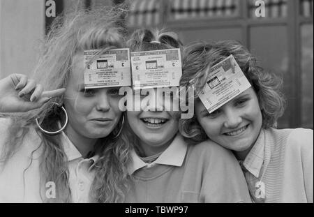 Groupe pop Wham ! Fans Jo Sayer (l), 16 ans, et sœur Katie, 13, 76200, de Londres, avec Sarah Randell, 16 (r), de Beckenham, Kent, au stade de Wembley, où ils ont été parmi les premiers à recevoir les billets pour le concert d'adieu du groupe au stade le 28 juin. Banque D'Images