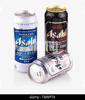 KAMCHATKA, Russie - le 13 octobre 2017 : La bière Asahi Super Dry can sur blanc. Asahi a été fondée à Osaka, Japon Asahi est Banque D'Images