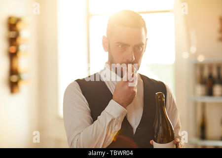 Jusqu'à la taille de portrait professional sommelier vin dégustation cork durant l'odeur de soleil, copy space Banque D'Images