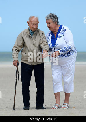 Stanley Elliss, 97, d'Ashford, marche sur une la plage de Dunkerque en France, avec sa fille, Susan, le deuxième jour d'un voyage organisé par la Royal British Legion pour le D-Day des anciens combattants pour souligner le 75e anniversaire du D-Day. Banque D'Images