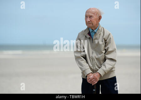 Stanley Elliss, 97, d'Ashford, se dresse sur une la plage de Dunkerque, France, le deuxième jour d'un voyage organisé par la Royal British Legion pour le D-Day des anciens combattants pour souligner le 75e anniversaire du D-Day. Banque D'Images