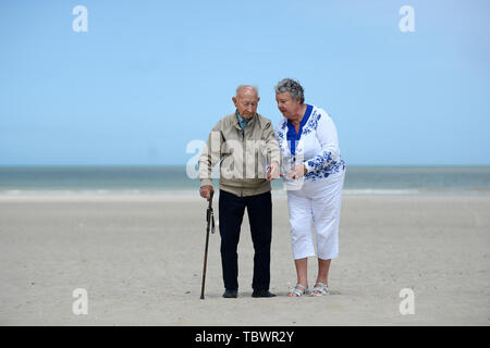 Stanley Elliss, 97, d'Ashford, marche sur une la plage de Dunkerque en France, avec sa fille, Susan, le deuxième jour d'un voyage organisé par la Royal British Legion pour le D-Day des anciens combattants pour souligner le 75e anniversaire du D-Day. Banque D'Images