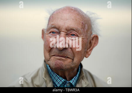 Stanley Elliss, 97, d'Ashford, se dresse sur une la plage de Dunkerque, France, le deuxième jour d'un voyage organisé par la Royal British Legion pour le D-Day des anciens combattants pour souligner le 75e anniversaire du D-Day. Banque D'Images