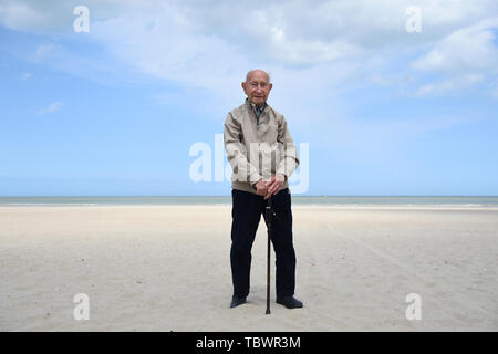 Stanley Elliss, 97, d'Ashford, se dresse sur une la plage de Dunkerque, France, le deuxième jour d'un voyage organisé par la Royal British Legion pour le D-Day des anciens combattants pour souligner le 75e anniversaire du D-Day. Banque D'Images