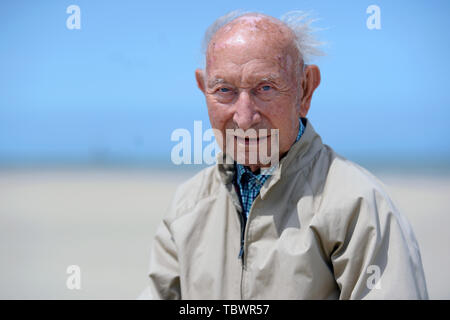 Stanley Elliss, 97, d'Ashford, se dresse sur une la plage de Dunkerque, France, le deuxième jour d'un voyage organisé par la Royal British Legion pour le D-Day des anciens combattants pour souligner le 75e anniversaire du D-Day. Banque D'Images