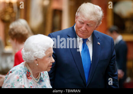 La reine Elizabeth II avec le Président Donald Trump voir une exposition spéciale dans la Galerie d'articles de la Collection Royale d'importance historique pour les États-Unis, à la suite d'un déjeuner privé au Palais de Buckingham à Londres, le premier jour de sa visite d'Etat de trois jours au Royaume-Uni. Banque D'Images