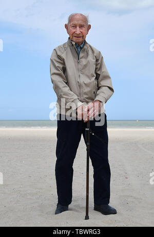 Stanley Elliss, 97, d'Ashford, se dresse sur une la plage de Dunkerque, France, le deuxième jour d'un voyage organisé par la Royal British Legion pour le D-Day des anciens combattants pour souligner le 75e anniversaire du D-Day. Banque D'Images