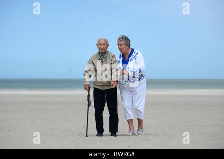 Stanley Elliss, 97, d'Ashford, marche sur une la plage de Dunkerque en France, avec sa fille, Susan, le deuxième jour d'un voyage organisé par la Royal British Legion pour le D-Day des anciens combattants pour souligner le 75e anniversaire du D-Day. Banque D'Images