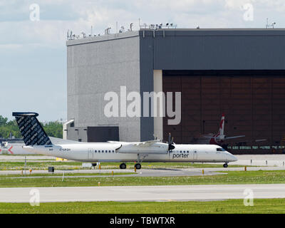 Montréal,Canada. Porter Airlines Bombardier Dash 8 sur l'tarmat à l'aéroport international Pierre Elliott Trudeau de Dorval, Québec Banque D'Images