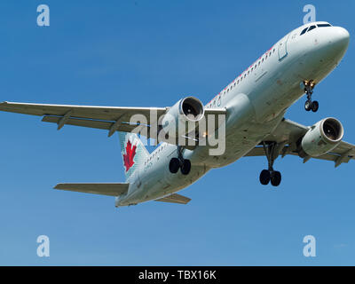 Montréal,Canada.Airbus A320 d'Air Canada arrivant à l'aéroport international Pierre Elliott Trudeau de Dorval, Québec Banque D'Images