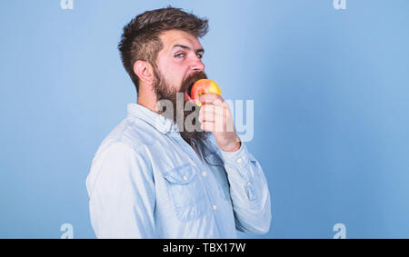 Régime alimentaire l'homme mange la nutrition des fruits. Concept d'une alimentation saine. L'homme beau hipster avec longue barbe délicieux. Les morsures de la faim Hipster de pomme mûre juteuse. Collation santé aux fruits toujours bonne idée. J'aime les pommes Banque D'Images