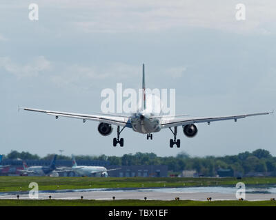 Montréal,Canada.Airbus A320 d'Air Canada, à l'atterrissage à l'aéroport international Pierre Elliott Trudeau de Dorval, Québec Banque D'Images