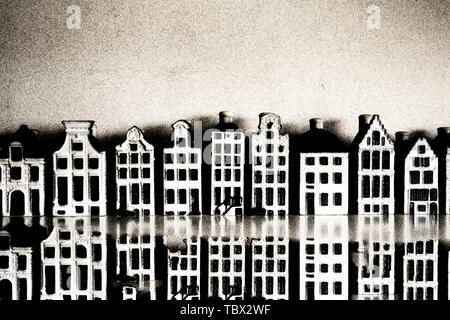 De superbes toits de bâtiments historiques fond noir et blanc Banque D'Images