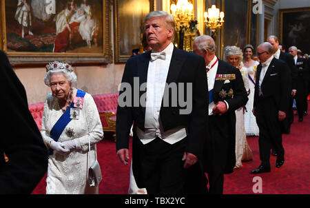 La reine Elizabeth II, le président américain Donald Trump et le Prince de Galles arrivent par la galerie est au cours de la banquet d'État au palais de Buckingham, à Londres, le premier jour de l'US President's trois jour visite d'état du Royaume-Uni. Banque D'Images