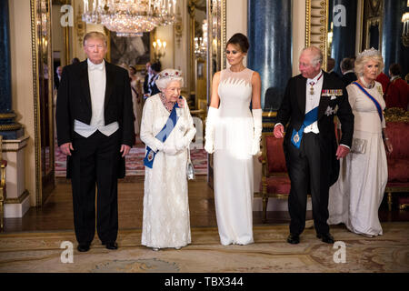 Correction RETRANSMIS BYLINE (de gauche à droite) Le président américain, Donald Trump, La Reine Elizabeth II, Melania Trump, le Prince de Galles et la duchesse de Cornouailles, lors d'une photo de groupe avant le banquet d'État au palais de Buckingham, à Londres, lors de la première journée du Président américain Donald Trump visite d'Etat de trois jours au Royaume-Uni. Banque D'Images