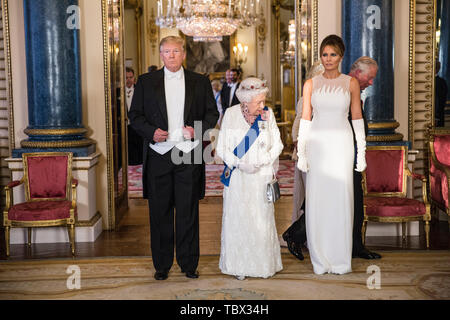 Correction RETRANSMIS BYLINE (de gauche à droite) Le président américain, Donald Trump, La Reine Elizabeth II et Melania Trump lors d'une photo de groupe avant le banquet d'État au palais de Buckingham, à Londres, lors de la première journée du Président américain Donald Trump visite d'Etat de trois jours au Royaume-Uni. Banque D'Images