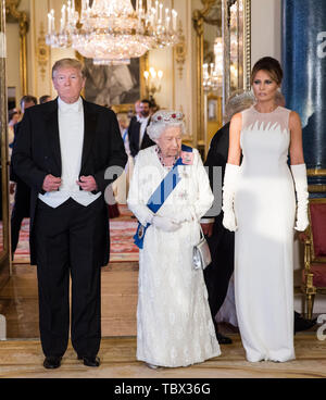 Correction RETRANSMIS BYLINE (de gauche à droite) Le président américain, Donald Trump, La Reine Elizabeth II et Melania Trump, lors d'une photo de groupe avant le banquet d'État au palais de Buckingham, à Londres, lors de la première journée du Président américain Donald Trump visite d'Etat de trois jours au Royaume-Uni. Banque D'Images