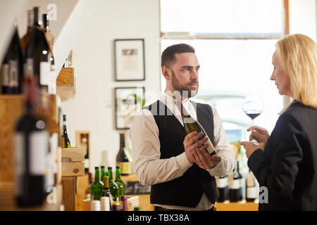 Taille portrait de sommelier professionnel le choix de vin pour le client en restaurant, copy space Banque D'Images