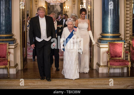 Correction RETRANSMIS BYLINE (de gauche à droite) Le président américain, Donald Trump, La Reine Elizabeth II et Melania Trump, lors d'une photo de groupe avant le banquet d'État au palais de Buckingham, à Londres, lors de la première journée du Président américain Donald Trump visite d'Etat de trois jours au Royaume-Uni. Banque D'Images