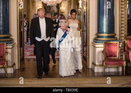 Correction RETRANSMIS BYLINE (de gauche à droite) Le président américain, Donald Trump, La Reine Elizabeth II et Melania Trump, lors d'une photo de groupe avant le banquet d'État au palais de Buckingham, à Londres, lors de la première journée du Président américain Donald Trump visite d'Etat de trois jours au Royaume-Uni. Banque D'Images