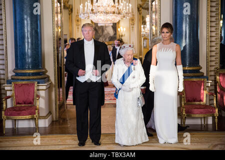 Correction RETRANSMIS BYLINE (de gauche à droite) Le président américain, Donald Trump, La Reine Elizabeth II et Melania Trump, lors d'une photo de groupe avant le banquet d'État au palais de Buckingham, à Londres, lors de la première journée du Président américain Donald Trump visite d'Etat de trois jours au Royaume-Uni. Banque D'Images